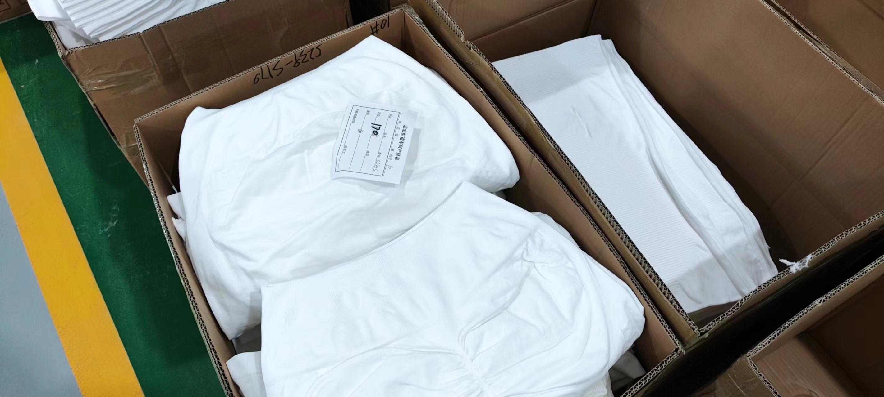 Folded garments organised in cartons